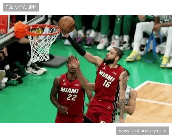 文森特传球失误布朗迅速抢断反击完成精彩双手扣篮